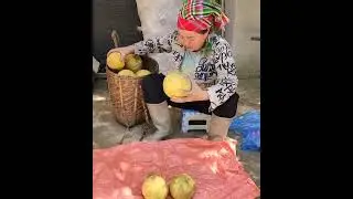 single mother😭built livestock barns and picked fruit to sell for money to cover daily expenses