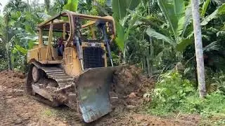 The system builds roads with the amazing CAT D6R XL bulldozer