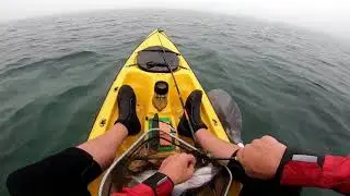 Pêche de bars en kayak sur la côte bretonne dans une brume de mer