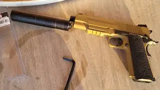Пневматический пистолет Sig Sauer Emperor Scorpion с имитацией глушителя.