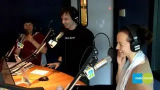 Luc Langevin fait un tour de magie à Karine Vanasse