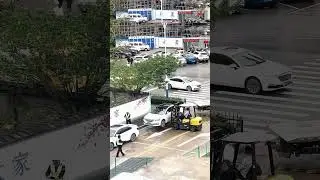 Шокирующий способ, которым Китай перемещает незаконно припаркованные автомобили!
