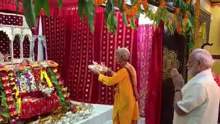 In the Srinathji temple of Bahrain, Narendra Modi offered prayers.
