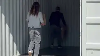 Familia descargando cajas en su trastero de 14m2 en Trastering Gav&agrave;-Castelldefels