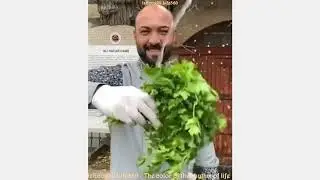 ЛОВКО ГОТОВИТ АППЕТИТНЫЙ ШАШЛЫК. DEFTLY COOKS A DELICIOUS BARBECUE