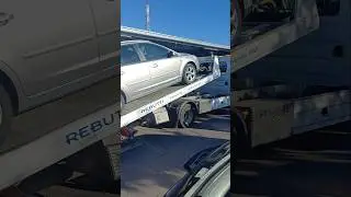 What do you do with broken down cars on the road?/Cosa fai con le auto in panne sulla strada #shorts