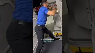 Случайная активация аварийного трапа в самолете #амитеш #технологии #авиация