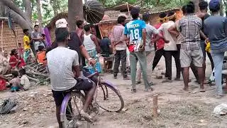 school ki ladkiyon ke sath Kiya chhedkhani bich sadak per aap log puri video jarur dekhen