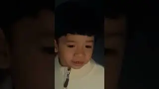Em bé quét nhà 