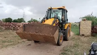 JCB 3DX Backhoe Loading mitti in tractor