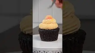 Cream Frosting with FUZZY PEACHES #cupcake #frosting #cupcakedecorating