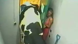 MUJER FRENTE A SITUACION PARA ESCANDALO