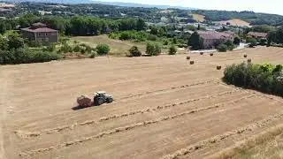 Imballaggio della paglia dopo la trebbiatura del grano.