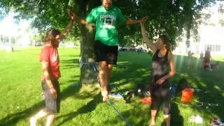 Tor essaie la slackline &agrave; l'atelier de cirque