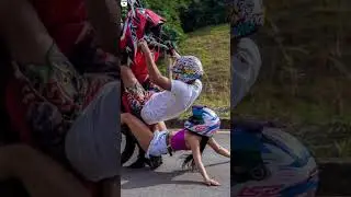 grau de moto com a mina na garupa