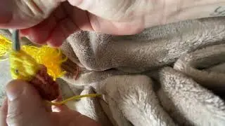 Petala da flor de croche amarela ponto alto alongado fofinha em l&atilde; para chaveiro 