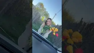 За окном девушка