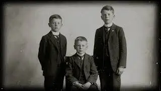 In This 1910 Photo of Three Brothers Seems Normal &mdash; Until You See the Youngest One's Fingers
