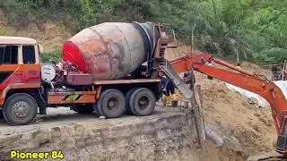 Tiba-tiba bus rapi lewat saat proses pengecoran dijalan amblas sipupus