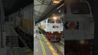 Kereta Api Turangga Masuk Stasiun Solobalapan