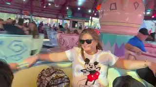 Riding the Mad Tea Party Spinner @Disney 