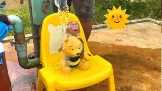 The weather today is really ho..t And Zhuly is happy to play in the water