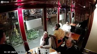 Tesla Car Accident on Paris Street | Aşırı Hızlanan Tesla'nın Paris Sokaklarındaki Kaza G&ouml;r&uuml;nt&uuml;s&uuml;