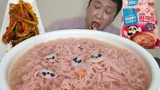 Шокирующие визуальные эффекты, но вкусный розовый рамен 🍜 Мукбанг с зеленым кимчи, му