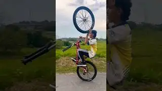 me peg&oacute; los cuernos 😂#bikeshorts #bickelover #stuntbike