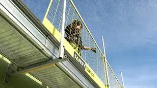 Working platform with temporary edge protection for facades and roofs at construction sites
