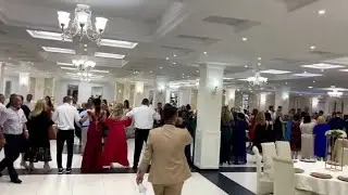 Fedi e ngrit krejte sallen ne kembe ne dasem, 5 Gusht 2022 ne Viti