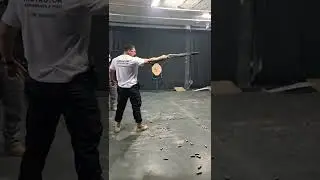 ATIRANDO DE CALIBRE 12 COM UMA M&Atilde;O S&Oacute;...
