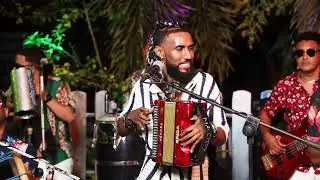 El Diamante Negro y la Mini Banda - Sembré el maíz 🌽 / Para Musicólogo (Video Oficial)