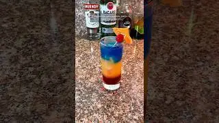 C&oacute;ctel f&aacute;cil con ron, naranja y blue curacao #cocteles #barbadossurprise
