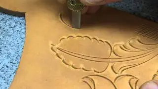 Carving leather by hand with Barry King swivel knife - Leathercraft Secrets