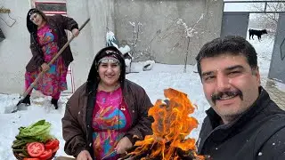 Real Village Life in Iran ❄️🔥 Cooking the World&rsquo;s Cheapest Burger in the Snow