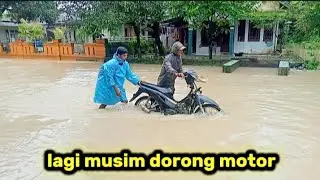 Lagi musim dorong motor akibat air meluap