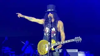 Wait&hellip; Slash Didn&rsquo;t Introduce the Band? Unexpected Moment Caught Live!