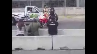 Ca&iacute;da en moto en el inicio del Racing Bike Capital
