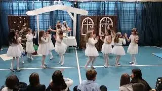 Anielski taniec w wykonaniu uczennic klas 1-3