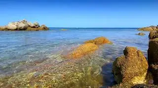 Crique sauvage de la plage de Cala Longa &agrave; Bonifacio en Corse du Sud en face c'est les iles lavezzi
