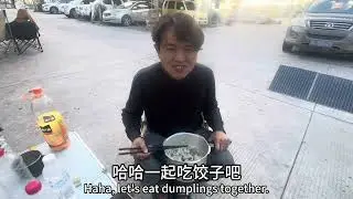 今天晚上包饺子给他们吃、捡到的小哥哥高兴的走路也不一样了、大家说说这个捡到的小哥哥可爱不#户外