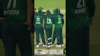💥 Castled! Saim Ayub strikes as Travis Head misses a low-bouncing delivery 🎯 #PAKvAUS MJ1K
