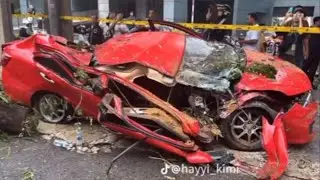 [RARE] Old big tree falls and hit many cars, happened in Jalan Sultan Ismail, Kuala Lumpur, Malaysia