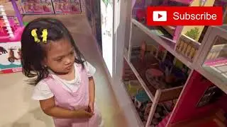 MAX'S DAY OUT | HAMLEYS DUBAI MALL