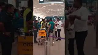 [23] Security staff fight at airport  #mumbaiairport #security