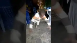 Ni&ntilde;o se cae intentando hacer una voltereta y se le cae todo el caldo en la cara😂😂😂