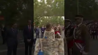 La llegada de ISABEL D&Iacute;AZ AYUSO al DESFILE por el D&iacute;a de las FUERZAS ARMADAS