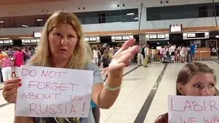 Russian tourists stranded abroad as travel company collapses