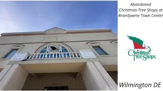 Заброшенные магазины рождественских елок в торговом центре Brandywine Town Center в Уилмингтоне, ...